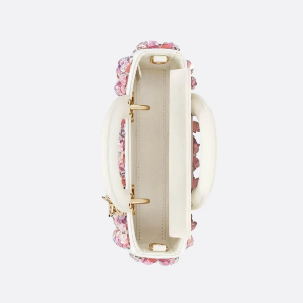 Micro Tasche aus Kalbsleder mit Blumenstickerei und Strass