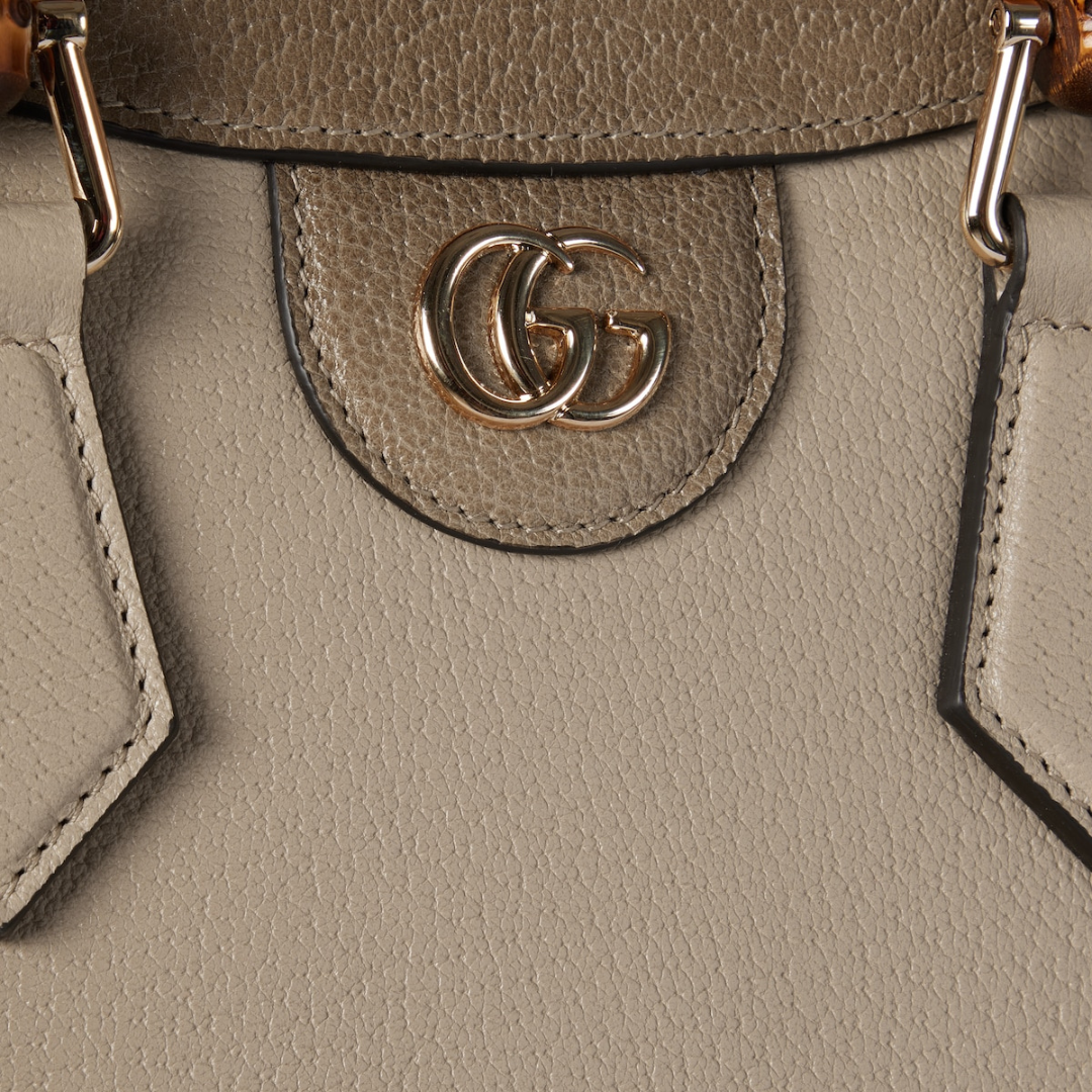 Umhängetasche mit Metallschnalle